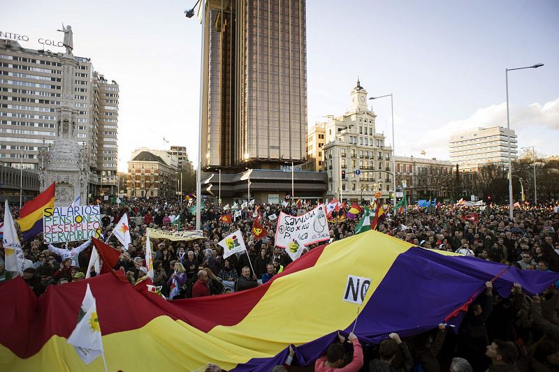 Miles de personas en la plaza de Colón de Madrid dentro de la manifestación que comenzó en Atocha tras juntarse las seis columnas de la 'Marcha por la Dignidad'.