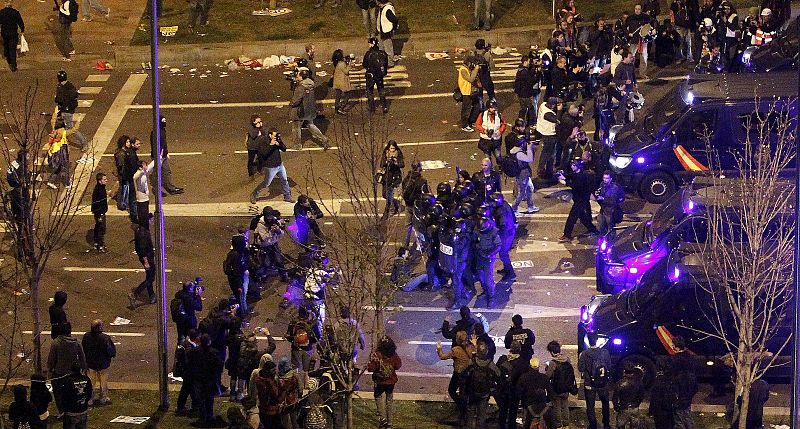 Disturbios originados en las inmediaciones de la Plaza de Colón después de que grupos aislados de manifestantes hayan comenzado a arrojar botellas, piedras y petardos.