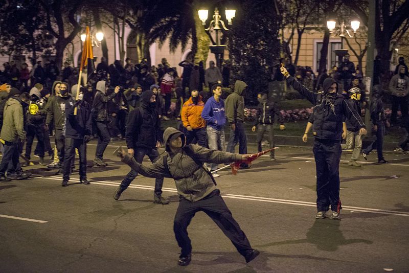 Tras la intervención policial algunos de los participantes han prendido fuego a varios contenedores.