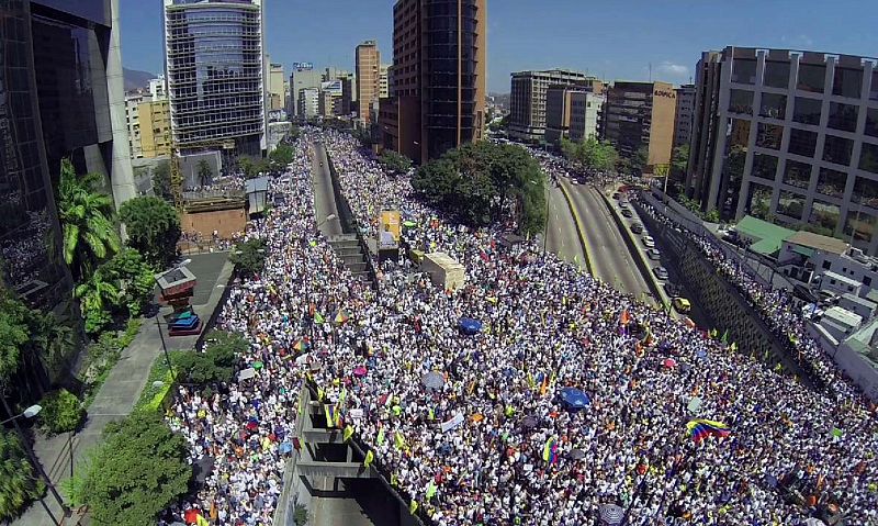 Marcha en Venezuela contra las violentas protestas