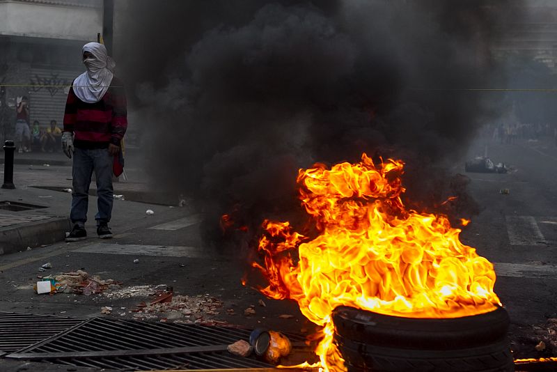 Manifestantes antigubernamentales se enfrentan a la Policía Nacional Bolivariana tras una manifestación contra el Gobierno de Nicolás Maduro