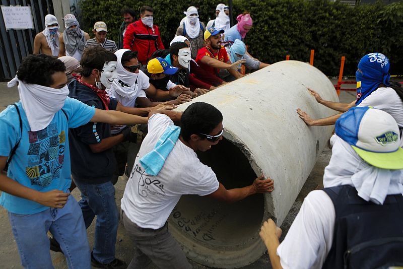 Opositores a Maduro forman barricadas en una protesta en Caracas