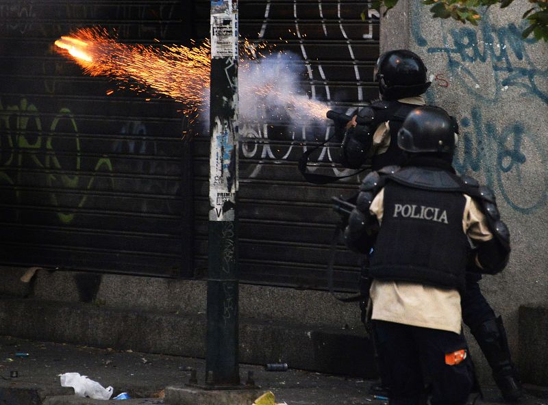 Policías antidisturbios lanzan gases lacrimógenos para dispersar las protestas antigubernamentales en Caracas, Venezuela