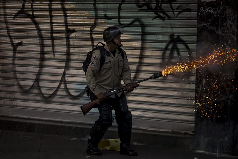 Miembros de la Policía Nacional Bolivariana se enfrentan a opositores del Gobierno en la plaza Altamira de Caracas