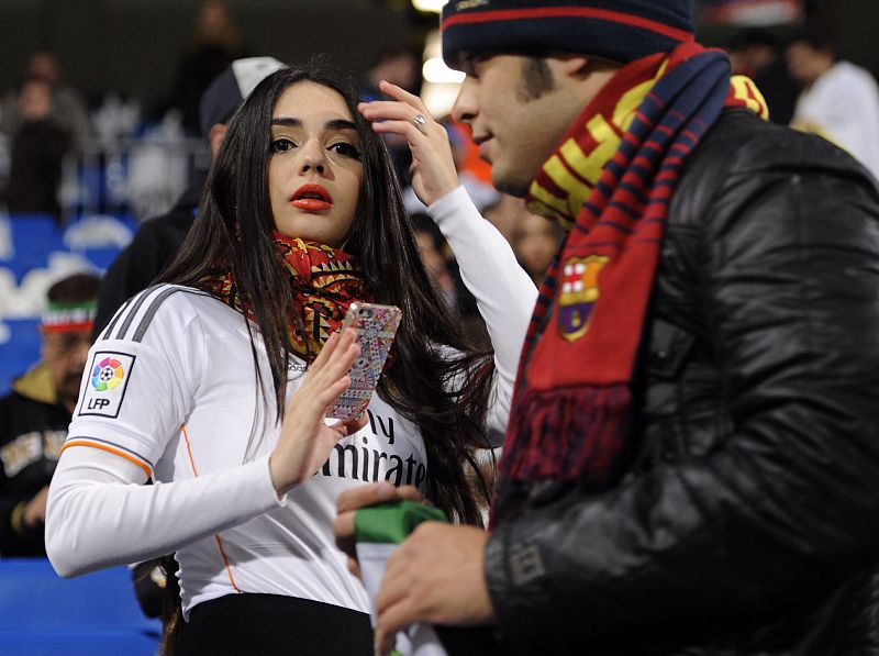 Una pareja "mestiza" (en cuanto a gustos futbolísticos), en el Bernabéu.