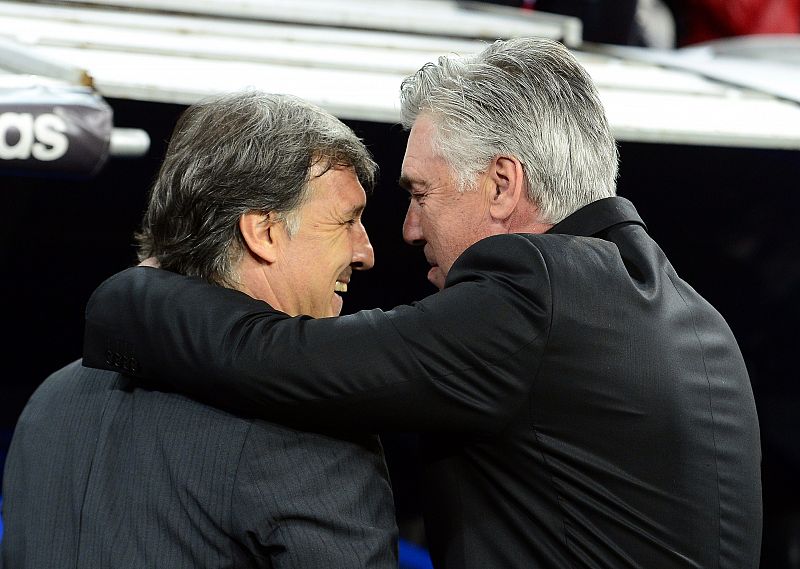 El entrenador del Real Madrid, Carlo Ancelotti, saludo al técnico del Barcelona, Gerardo Martino, antes de comenzar el encuentro.