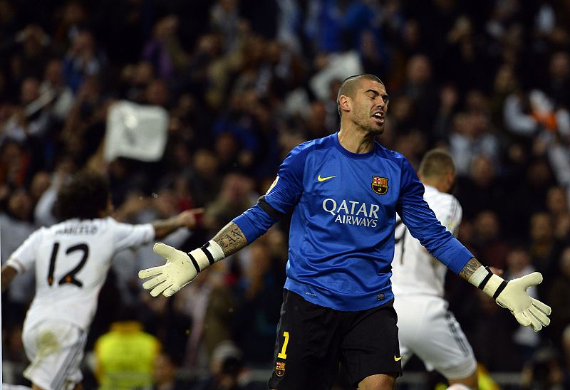 El portero del Barça, Víctor Valdés, reacciona después de encajar un gol.