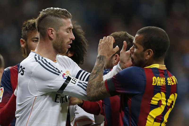 El defensa brasileño del FC Barcelona Daniel Alves (d) y el defensa del Real Madrid Sergio Ramos.