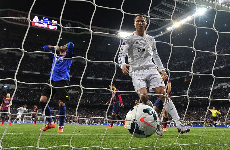Cristiano Ronaldo entra en la portería de Valdés, después de encajar éste un gol.