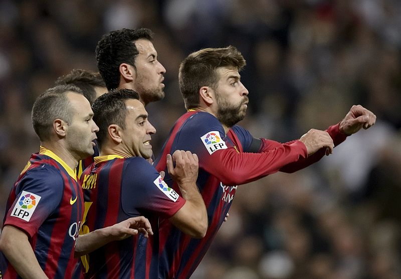 Los jugadores del Barça se preparan ante un lanzamiento de falta directo.