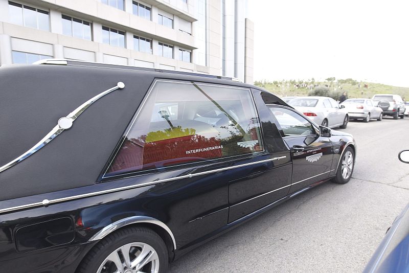 El cortejo fúnebre que traslada el féretro con los restos del expresidente Adolfo Suárez ha partido a las 09:35 horas desde la Clínica Cemtro.