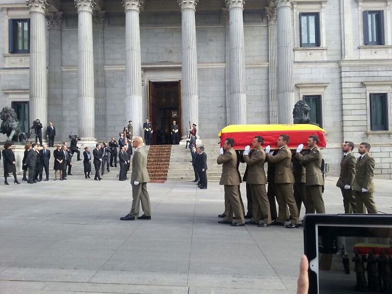 El cortejo fúnebre con el féretro del expresidente del Gobierno Adolfo Suárez ha llegado a las 10:00 horas al Congreso de los Diputados, que acogerá hasta el martes su capilla ardiente.