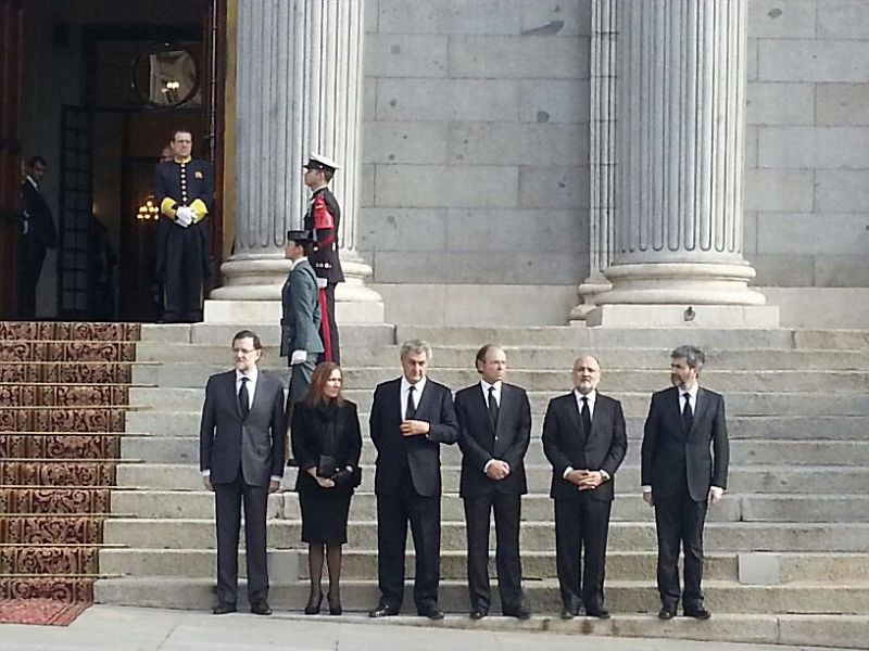 Mariano Rajoy espera la llegada del féretro de Adolfo Suárez
