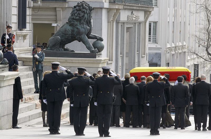 El cortejo fúnebre que traslada el féretro con los restos mortales del expresidente Adolfo Suárez, a su llegada a la Puerta de los Leones del Congreso de los Diputados.