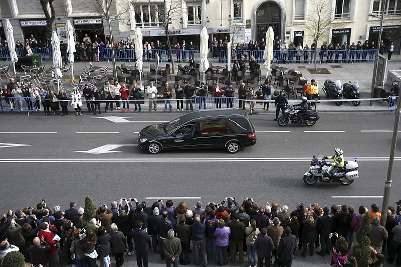 Un millar de personas se agolpan a ambos lados de la Carrera de San Jerónimo para ver la llegada del féretro con los restos mortales de Suárez.