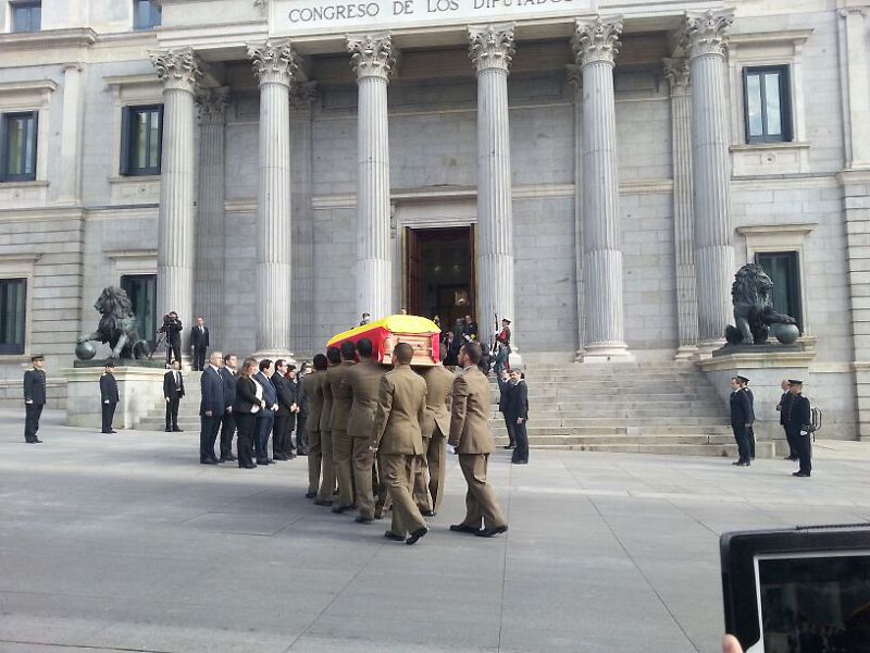 La fila de personas que aguarda cerca de la Puerta de los Leones para visitar la capilla ardiente de Suárez en el Congreso baja hasta Neptuno y da la vuelta por el Paseo del Prado.