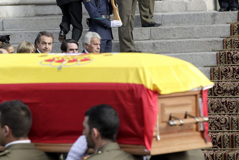 Los expresidentes del Gobierno, José Luis Rodríguez Zapatero, José María Aznar y Felipe González, observan la llegada del féretro con los restos mortales del expresidente Adolfo Suárez.