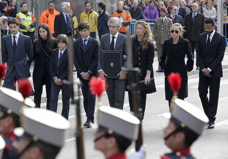 Adolfo Suárez Illana (2d), el hijo mayor del expresidente del Gobierno, junto a su familia, y su hermana, Sonsoles (2d), ha encabezado la comitiva familiar que ha acompañado el féretro de su padre en su entrada al Congreso.