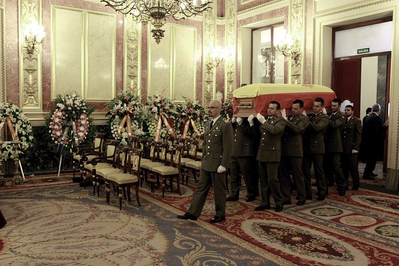 El féretro con los restos mortales del primer presidente de la democracia, a su entrada en el Salón de los Pasos Perdidos del Congreso de los Diputados donde ha sido instalada la capilla ardiente.