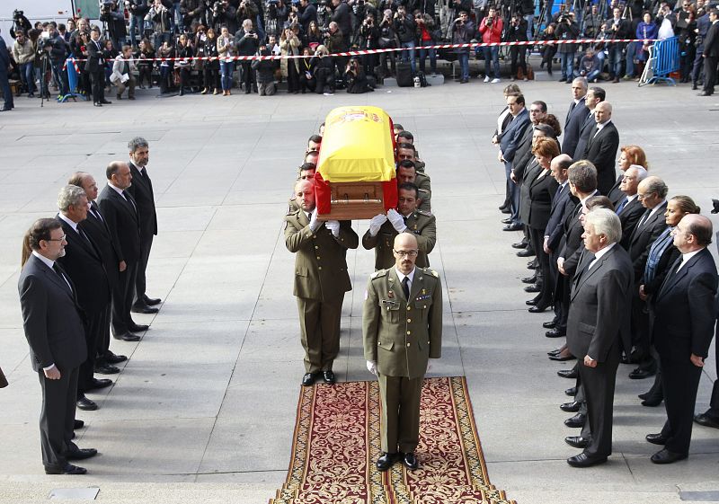 En la sede de la Cámara legislativa, los restos del que fuera presidente del Gobierno durante la transición política española, han sido recibidos por el actual jefe del Ejecutivo, Mariano Rajoy, y sus antecesores en el cargo, Felipe González, JosTADO