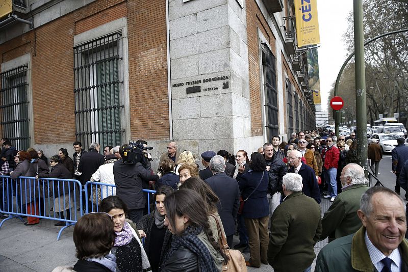 La fila de personas que aguarda cerca de la Puerta de los Leones para visitar la capilla ardiente de Suárez baja hasta la Plaza de Cánovas del Castillo (Neptuno) y da la vuelta por el Paseo del Prado.