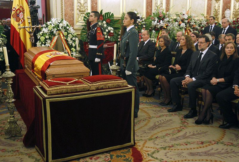 Los reyes, acompañados de la infanta Elena, han rendido homenaje al expresidente del Gobierno Adolfo Suárez en la capilla ardiente instalada en el Congreso de los Diputados.