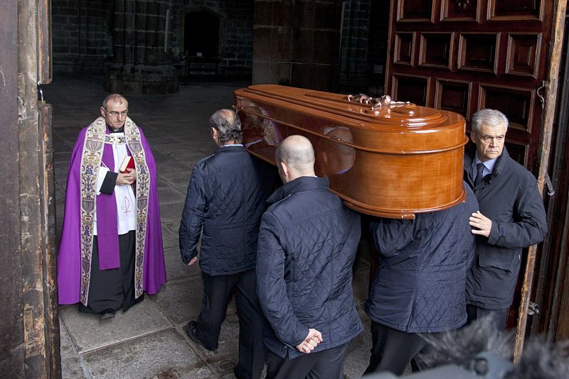 Los restos mortales de Amparo Illana, esposa del difunto Suárez, a su llegada a la catedral de Ávila, y donde el martes recibirá los restos de su esposo.