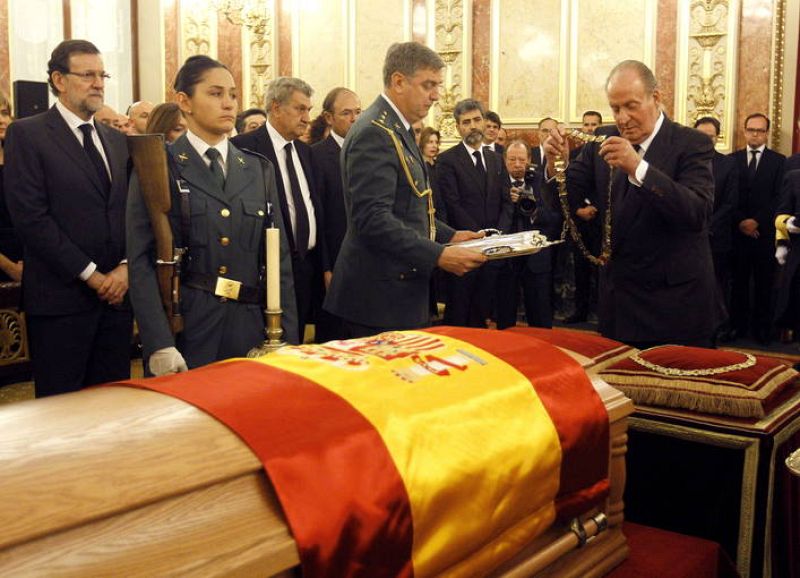 El rey Juan Carlos ha rendido homenaje a Suárez en la capilla ardiente, donde le ha impuesto a título póstumo el Collar de la Real Orden de Carlos III. 
