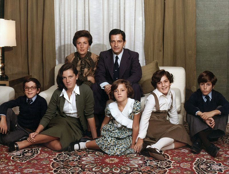 Foto de familia de Adolfo Suárez, con su esposa Amparo y sus hijos Javier, Marian, Sonsoles, Laura y Adolfo, en el Palacio de la Moncloa, en 1977.
