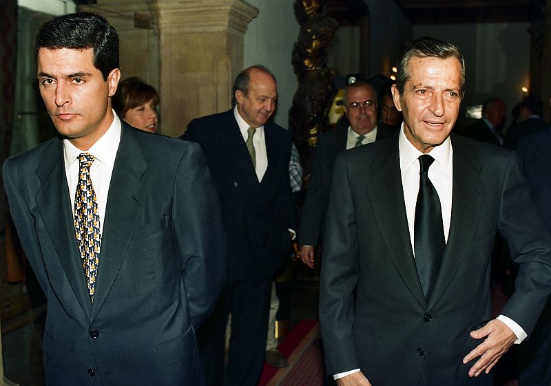 Adolfo Suárez, acompañado de su hijo Adolfo, en Oviedo, donde se le hizo entrega en 1996 del premio Príncipe de Asturias de la Concordia.