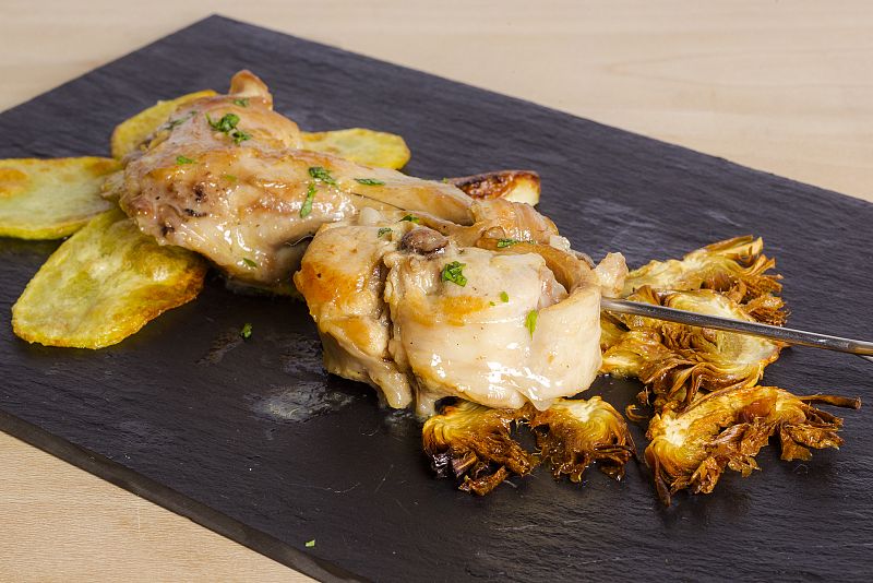 MasterChef - Conejo al ajillo con guarnicion de patatas y alcachofas fritas