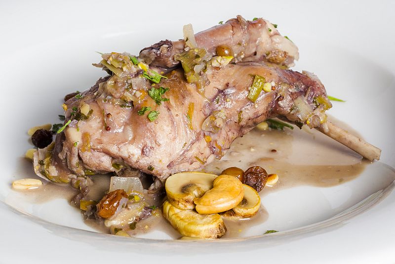 MasterChef - Conejo estofado con salsa de mostaza y pasas con hongos y frutos secos