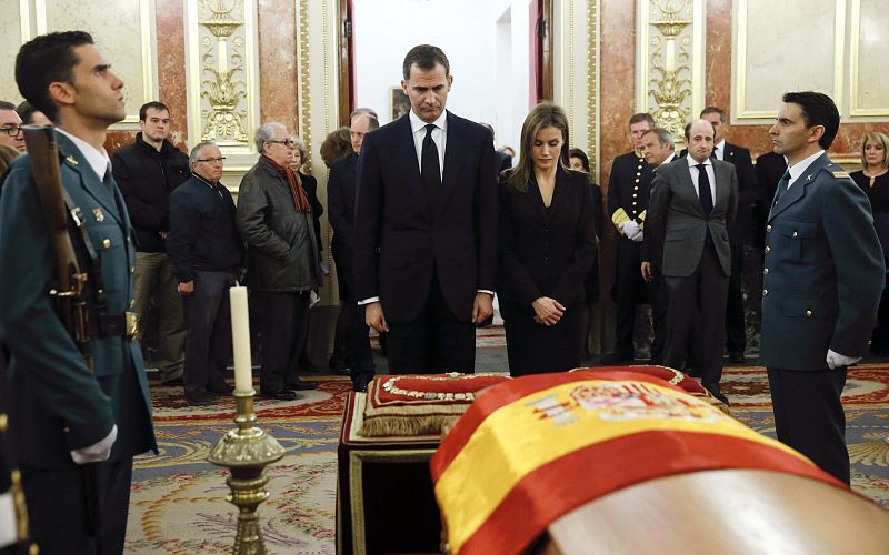 Los Príncipes de Asturias rinden homenaje al primer presidente de la democracia.