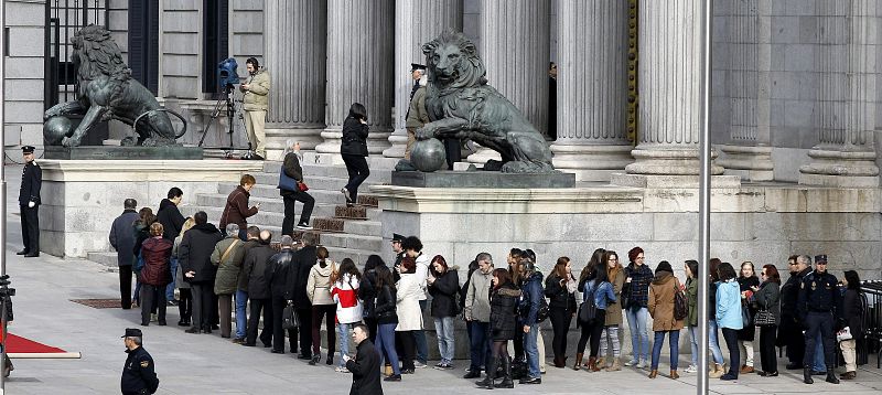 Más de 30.000 personas han visitado la capilla ardiente de Adolfo Suárez en el Congreso de los Diputados. Por la mañana aún había largas colas.