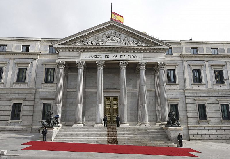 La capilla ardiente de Adolfo Suárez, instalada en el Congreso de los Diputados ha quedado cerrada a las 10:00 horas.