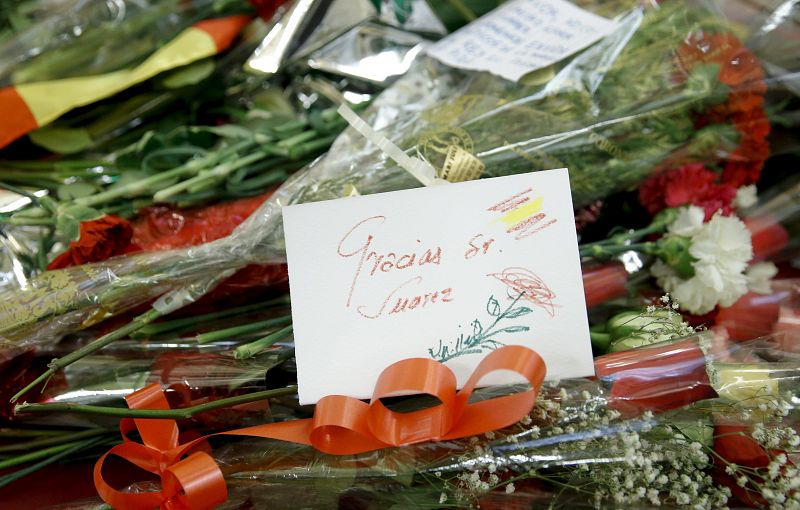 Detalle de una tarjeta sobre las flores depositadas en la capilla ardiente de Adolfo Suárez.