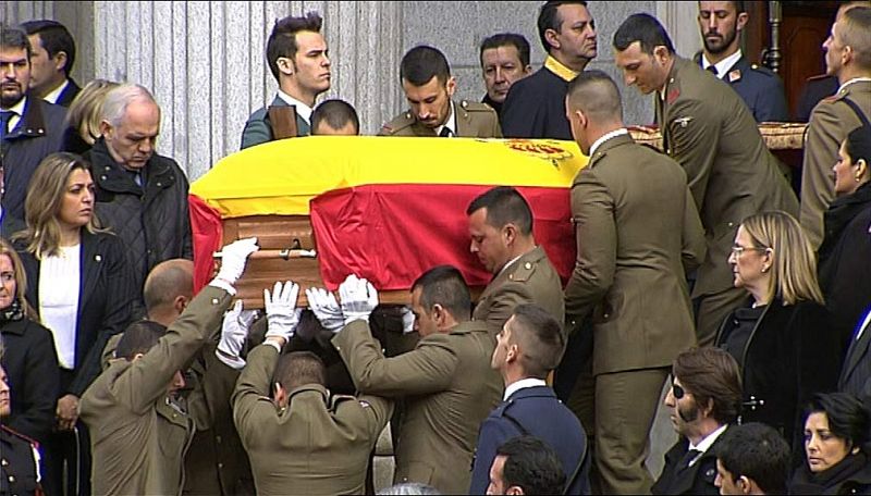 El féretro de Suárez bajó por las escalinatas de la Puerta de los Leones a hombros de diez soldados.