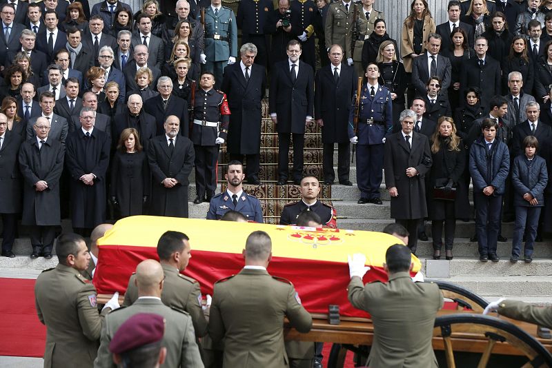 El presidente del Congreso, del Gobierno y del Senado observan cómo los restos mortales de Adolfo Suárez, envueltos en la bandera española, se colocan en un armón de artillería.