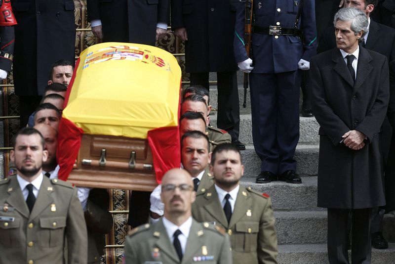 Adolfo Suárez Illana (d), hijo de Adolfo Suárez, observa el féretro de su padre.