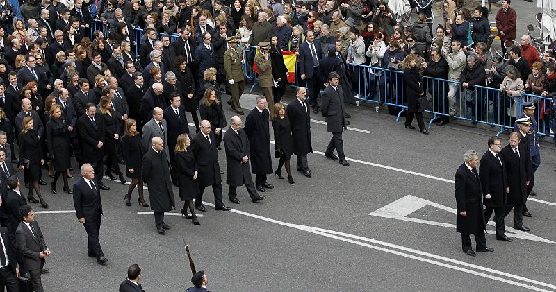 El presidente del Gobierno, Mariano Rajoy, camina tras el féretro con los restos mortales del expresidente Suárez.