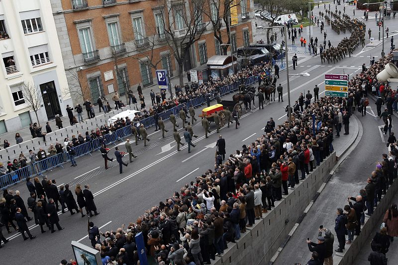 Miles de ciudadanos han salido a la calle para rendir su tributo a Adolfo Suárez.