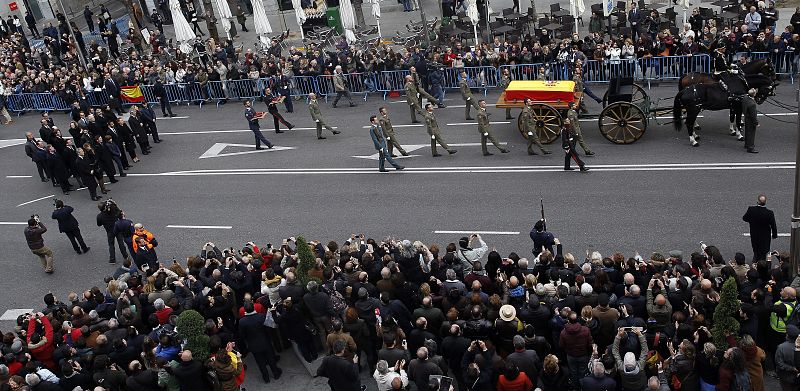 El cortejo fúnebre empezó en la Carrera de San Jerónimo en un solemne recorrido por el centro de Madrid.