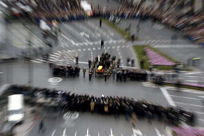 Un efecto simbólico en la imagen del féretro de Suárez en la plaza de Cibeles, rodeado de su familia, altos cargos institucionales y los militares que le homenajean.
