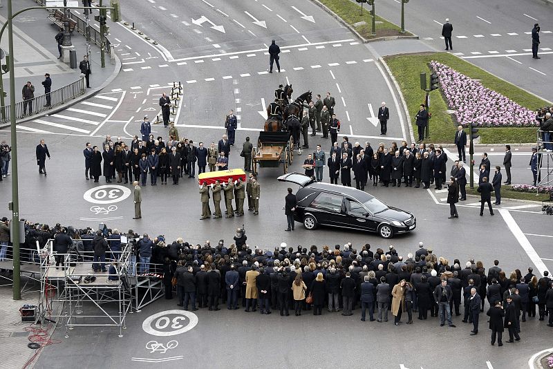 Momento previo al traslado del féretro al coche fúnebre que llevó los restos de Suárez a Ávila.