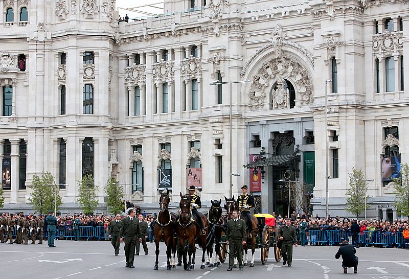 El armón con el féretro de Adolfo Suárez desfila en la plaza de Cibeles en Madrid