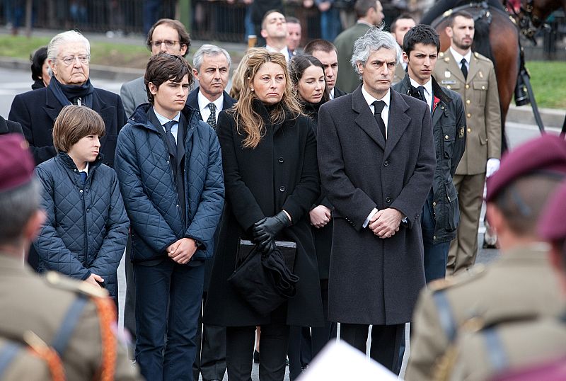 Adolfo Suárez Illana, uno de los hijos del expresidente, con su mujer y sus hijos, en la plaza de Cibeles.