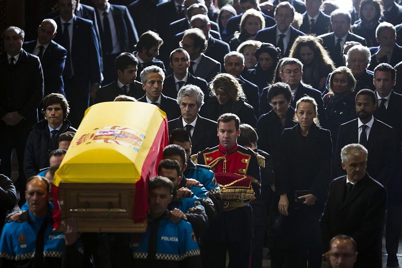 El féretro con los restos mortales del primer presidente de Gobierno de la democracia, Adolfo Suárez, a su llegada a la catedral de Ávila a hombros de agentes de la Policía Local.