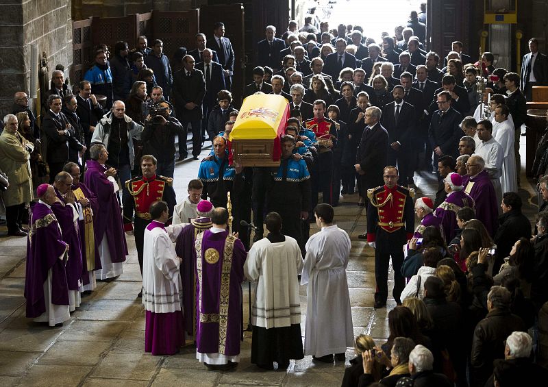 El obispo de Ávila, Jesús García Burillo, ha presidido la ceremonia fúnebre en una ciudad volcada con su paisano.