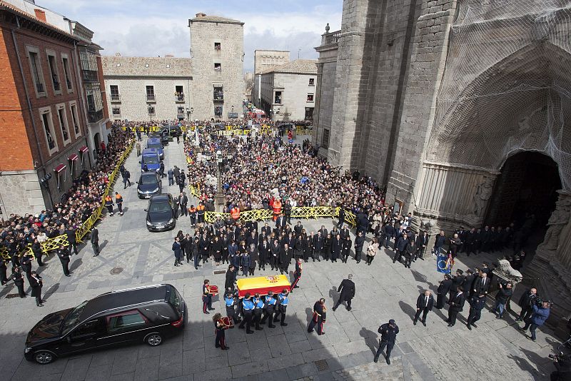 El féretro con los restos mortales del primer presidente de Gobierno de la democracia, Adolfo Suárez, a su llegada a la catedral de Ávila