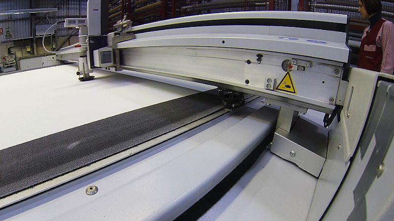 Cortaremos el tejido con las medidas que necesitemos para hacer la cortina.